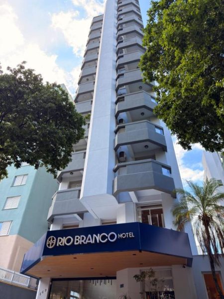 Fachada exterior del Rio Branco Hotel, edificio moderno de gran altura con balcones y entrada principal
