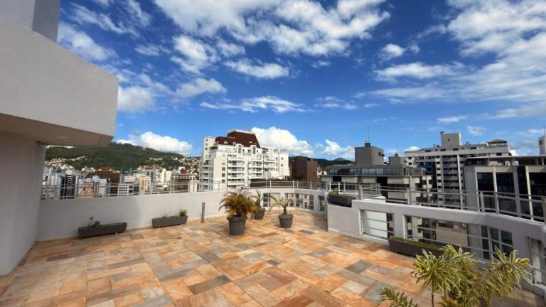 Terraza panorámica con vistas a la ciudad y cielo azul en Rio Branco Hotel