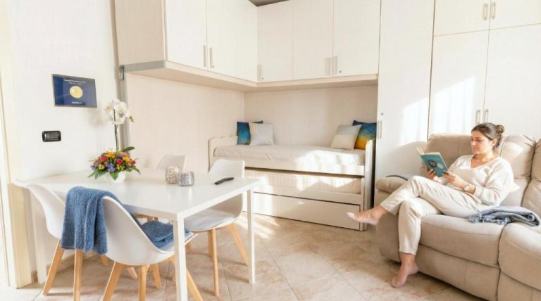 Estudio luminoso con zona de estar, mesa de comedor y camas integradas en Sea Wind Apartments & Suites