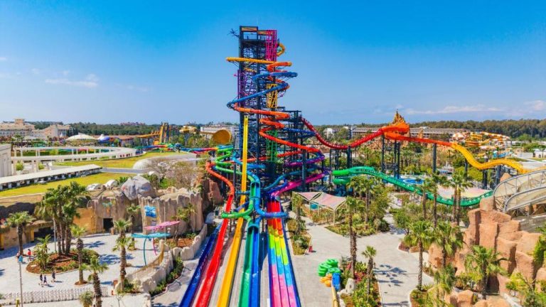 Espectacular torre de toboganes acuáticos de colores en The Land of Legends Nickelodeon Hotel Antalya