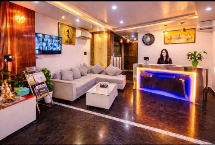 Recepción moderna con iluminación LED azul y zona de descanso en Hotel NS Plaza cerca del aeropuerto de Delhi