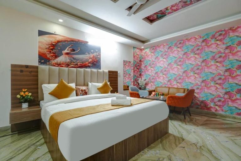 Habitación deluxe con cama doble y decoración floral colorida en Hotel NS Plaza cerca del aeropuerto de Delhi