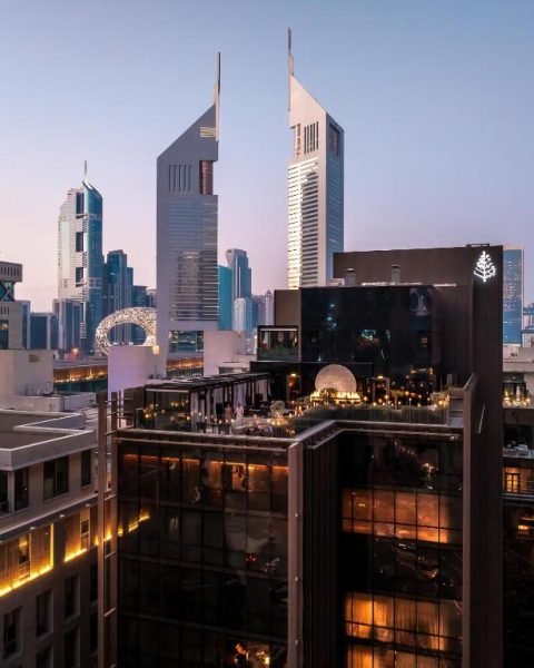 Terraza rooftop del Four Seasons Hotel Dubai IFC con vistas al skyline y las Torres Emirates al atardecer