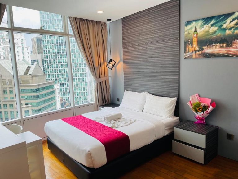 Habitación doble con cama king y vistas al skyline urbano en Vortex KLCC Apartment Kuala Lumpur