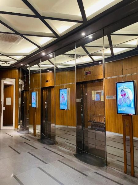 Zona de ascensores con pantallas digitales en el lobby del Vortex KLCC Apartment en Kuala Lumpur