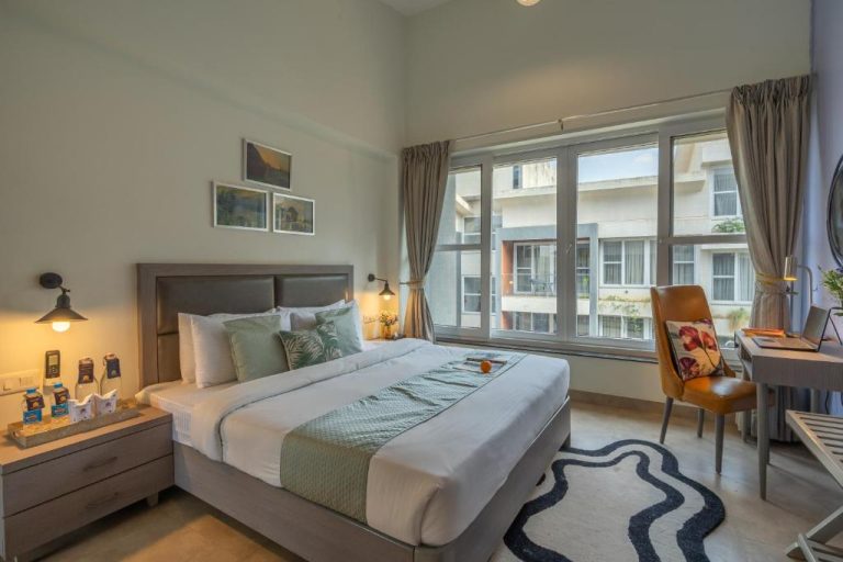 Habitación doble con cama king size y escritorio en Perfectstayz Premium Carnival Suites cerca de Candolim