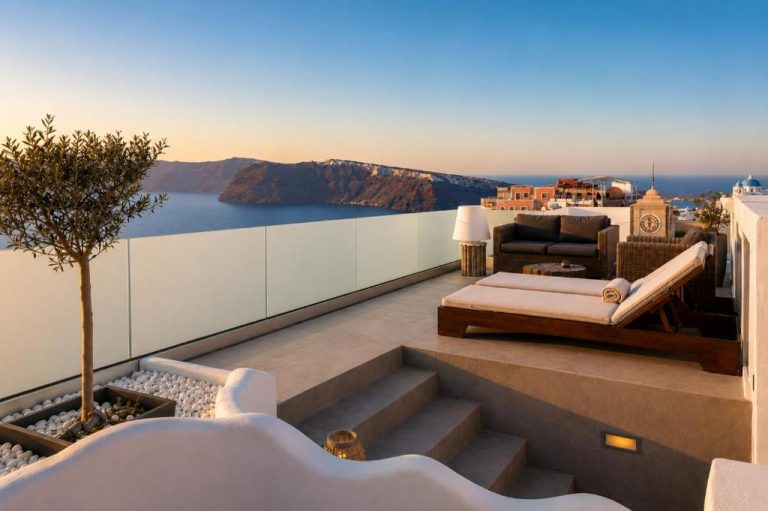 Terraza con tumbonas y vistas a la caldera de Santorini en The Museum Project Oia al atardecer