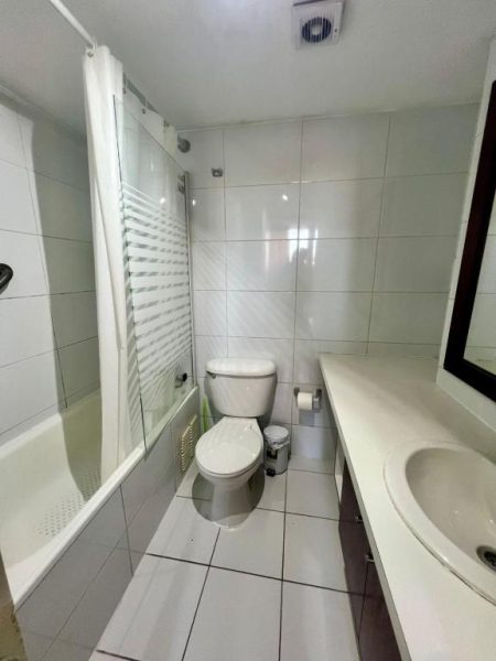 Baño completo con bañera, ducha, inodoro y lavabo en Dptos Merced Santiago