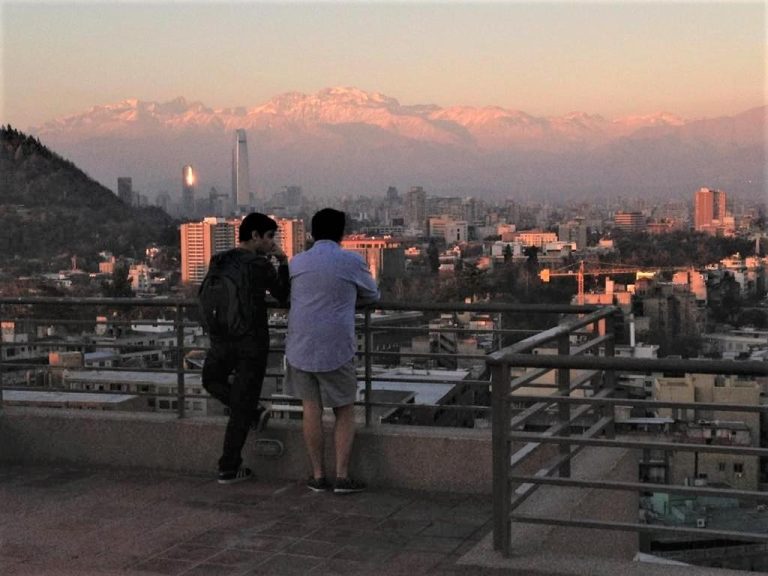 Terraza panorámica de Dptos Merced Santiago con vistas a la ciudad y la Cordillera de los Andes al atardecer
