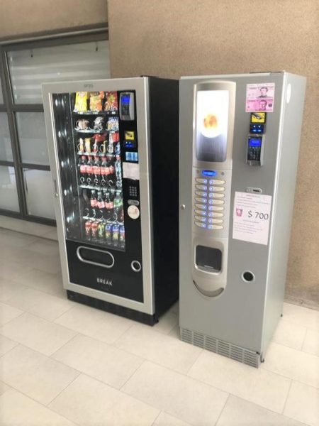 Máquinas expendedoras de snacks y café disponibles en Dptos Merced Santiago para los huéspedes