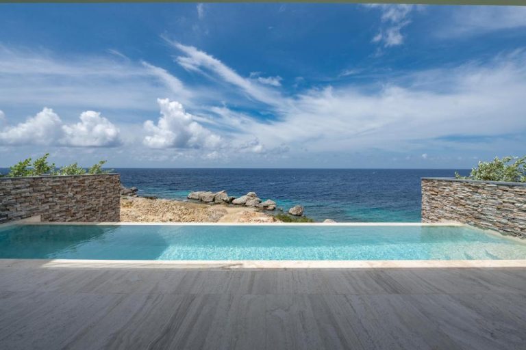 Piscina infinita con vistas al mar Caribe en The Ridge Blue Bay Curaçao Golf & Beach Resort