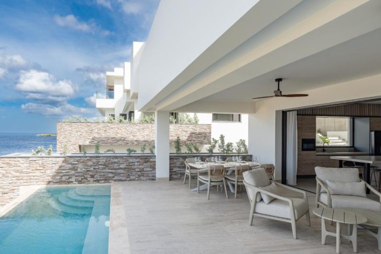 Terraza exterior con piscina privada y comedor al aire libre en The Ridge Blue Bay Curaçao Resort