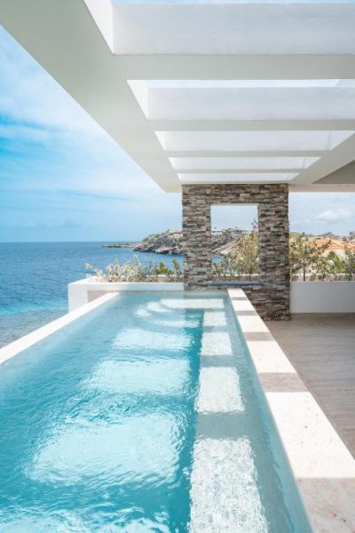 Piscina privada con vistas al mar turquesa en The Ridge Blue Bay Curaçao Golf & Beach Resort