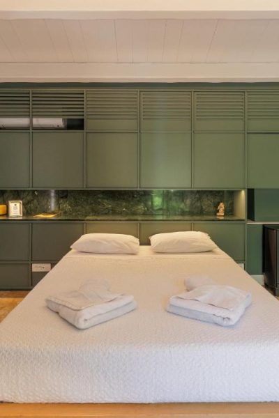 Habitación doble con cabecero de mármol verde y amplios armarios empotrados en el Hotel Aritis 3