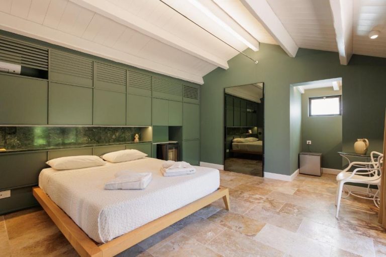 Habitación doble de diseño con paredes verdes y suelo de mármol en el hotel Aritis 3
