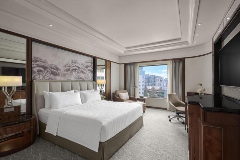 Habitación Deluxe con cama king size y vistas a la ciudad en Shangri-La Kuala Lumpur