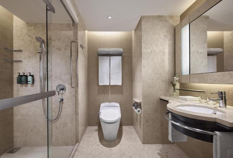 Baño de mármol con ducha independiente y aseo inteligente en Shangri-La Kuala Lumpur