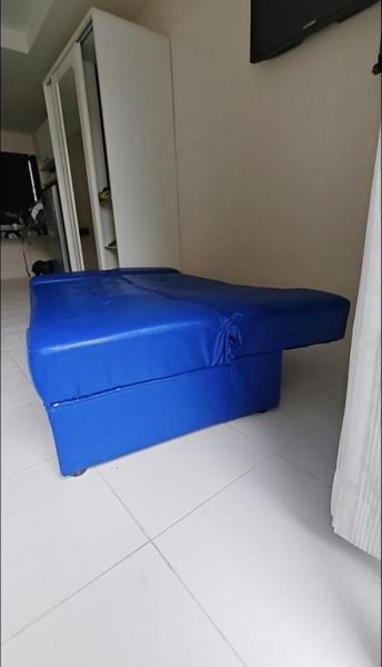 Sofá cama desplegable de cuero azul en Villa LunaSole Samui, ideal para huéspedes adicionales