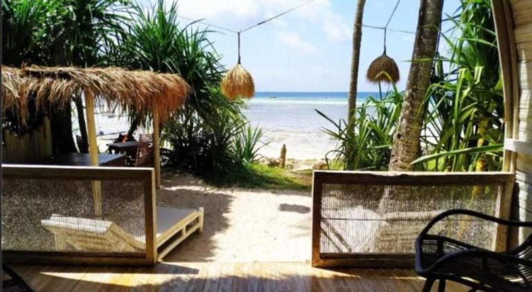 Terraza con vistas al mar y acceso directo a la playa en VeriDiana Hotel Zanzibar