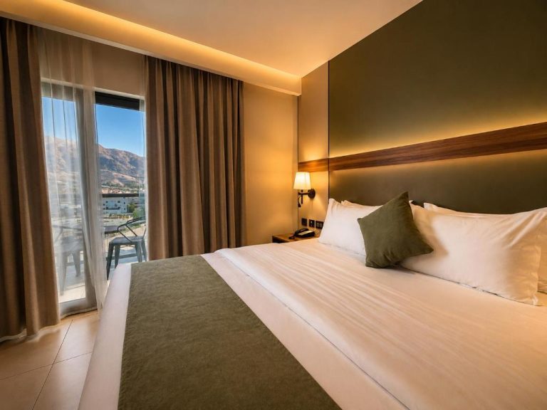 Habitación doble con cama king y vistas a la montaña en Coral Beach Hotel & Spa