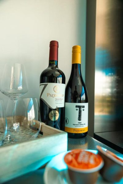 Dos botellas de vino tinto Pizzorno con copas de cristal en Pizzorno Lodge & Wine, Uruguay