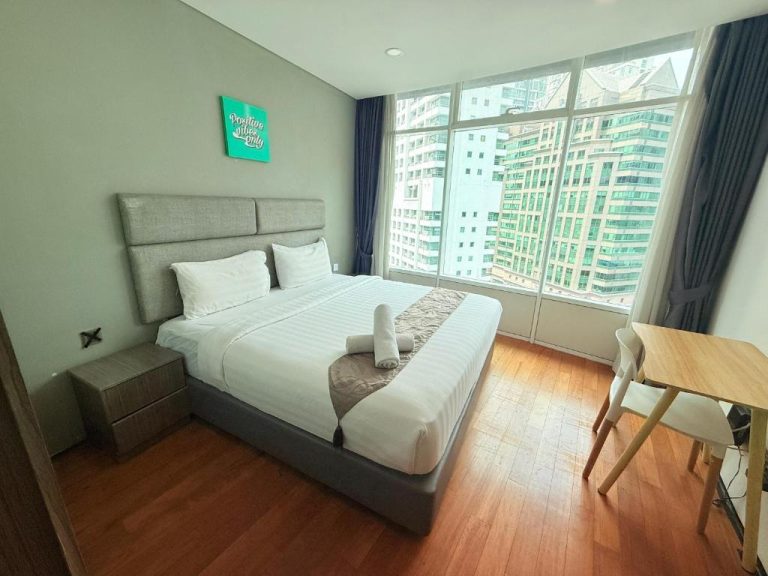 Habitación doble con cama matrimonial y vistas panorámicas a los rascacielos en KLCC Vortex