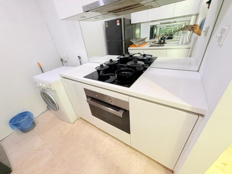 Cocina equipada con vitrocerámica, horno y lavadora en apartamento del Klcc Vortex Kuala Lumpur
