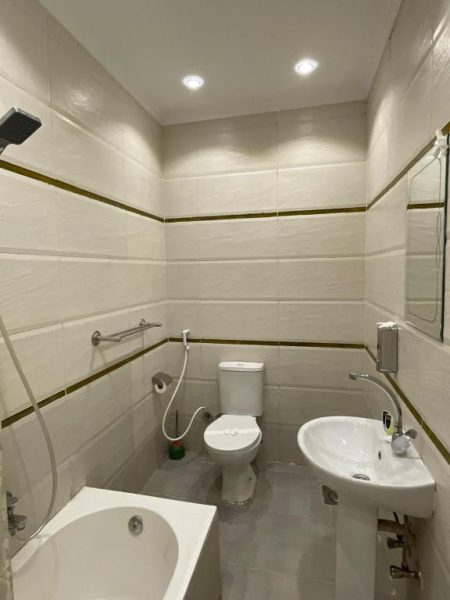 Baño completo con bañera, ducha, inodoro y lavabo del Garden Hotel El Tahrir Downtown