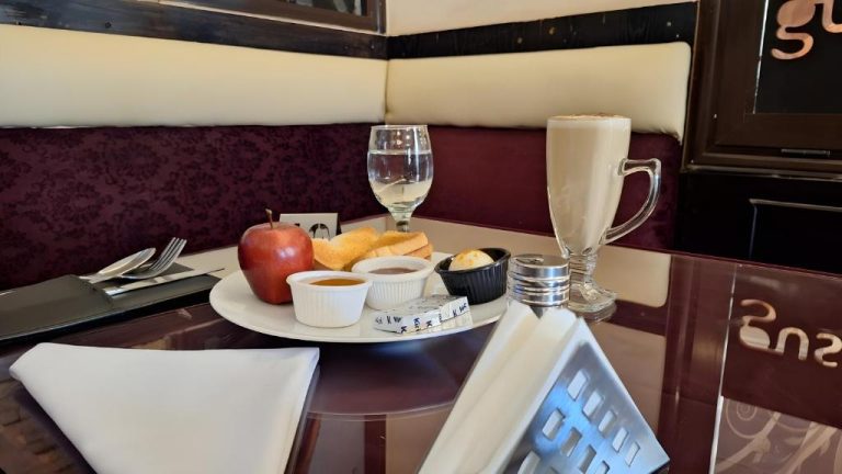 Desayuno con café con leche, tostadas, fruta y salsas en el Garden Hotel El Tahrir Downtown