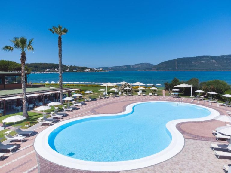 Piscina exterior con vistas al mar del Hotel Corte Rosada Adults Only Affiliated by Meliá en Cerdeña