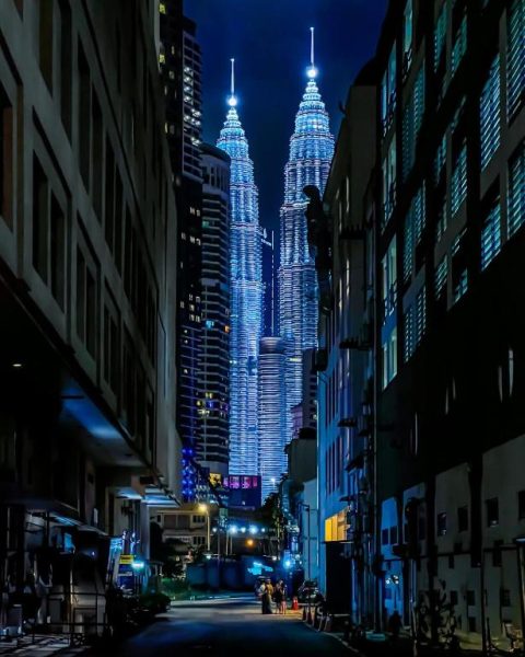 Vista nocturna de las Torres Petronas iluminadas desde el Vortex KLCC Apartment en Kuala Lumpur