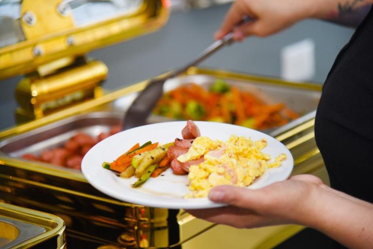 Buffet de desayuno con huevos revueltos, embutidos y verduras en el Hotel HW Libertad