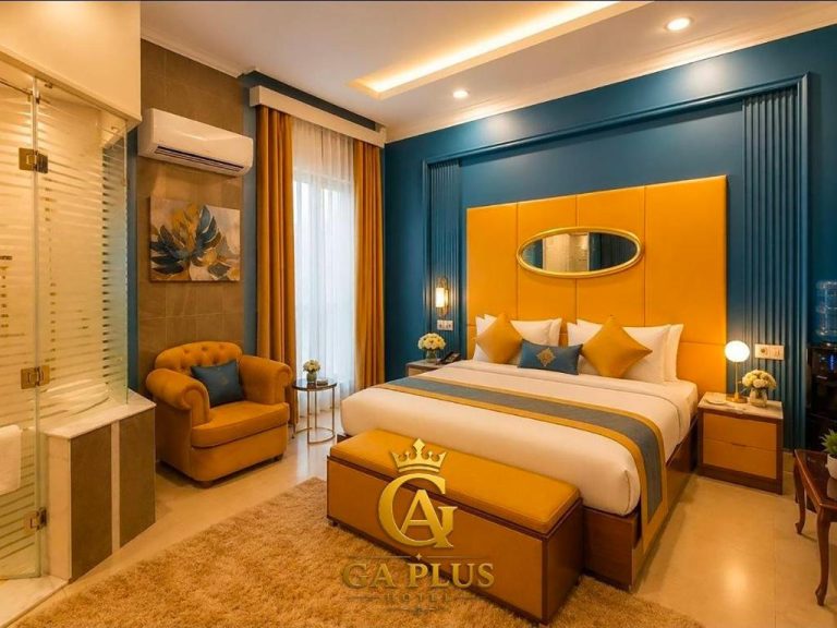 Habitación deluxe con cabecero dorado y paredes azules en GA Cairo Hotel Downtown El Cairo