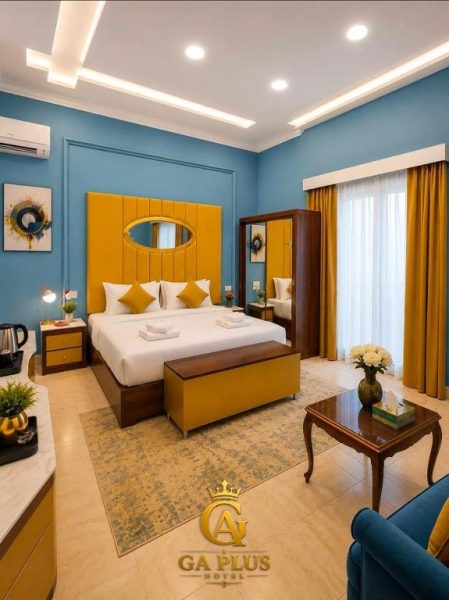 Habitación deluxe con cabecero amarillo y paredes azules en GA Cairo Hotel Downtown