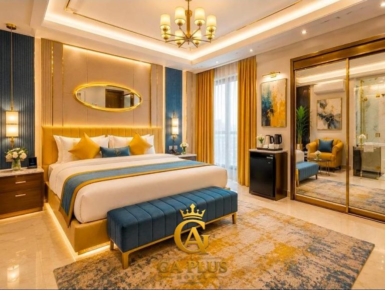 Lujosa habitación deluxe con decoración dorada y azul en GA Cairo Hotel Downtown, El Cairo