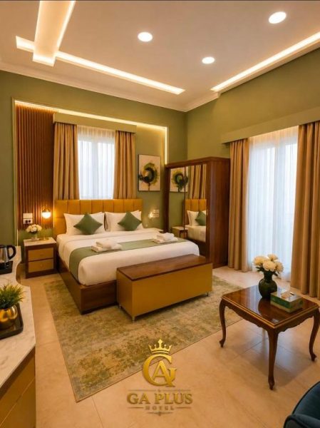Habitación deluxe con cama king size y decoración en verde y dorado en GA Plus Hotel Cairo Downtown