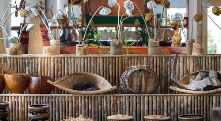 Decoración artesanal con bambú, cestas y flores de loto secas en el Sambopich Chenla Hotel