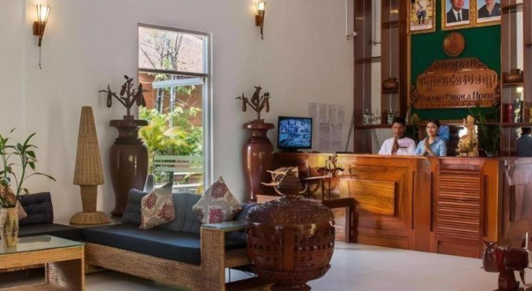 Recepción y lobby del Sambopich Chenla Hotel con decoración tradicional camboyana y madera tallada