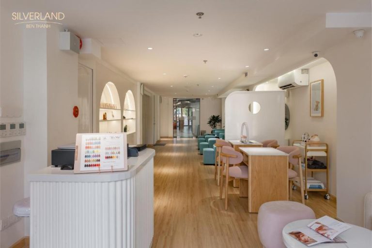 Salón de belleza y nail spa del hotel Silverland Bến Thành con diseño moderno en tonos blancos y rosas