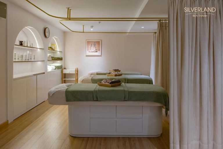 Sala de spa con dos camillas de masaje y decoración elegante en el hotel Silverland Bến Thành