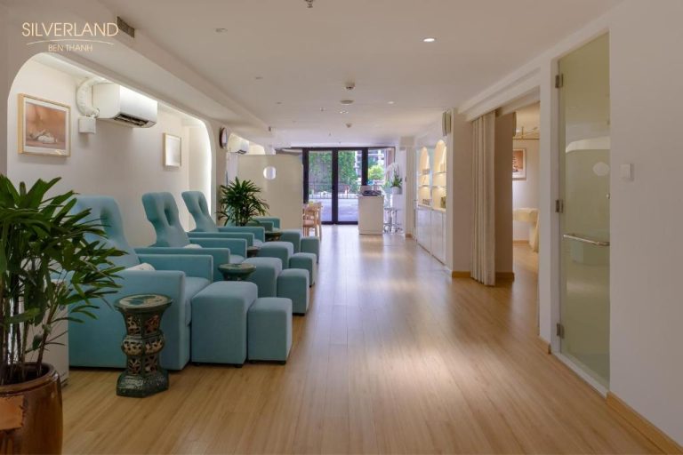Sala de relajación con sillones de pedicura azules en el Spa del Hotel Silverland Bến Thành