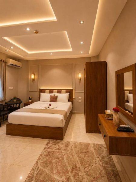 Habitación deluxe con cama doble y decoración elegante en Garden Hotel El Tahrir Downtown