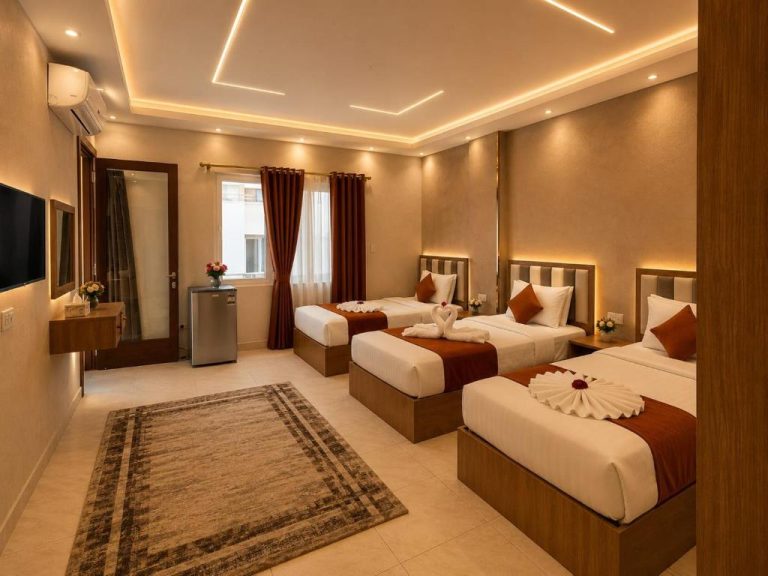 Habitación triple de lujo con tres camas individuales y decoración elegante en Garden Hotel El Tahrir Downtown
