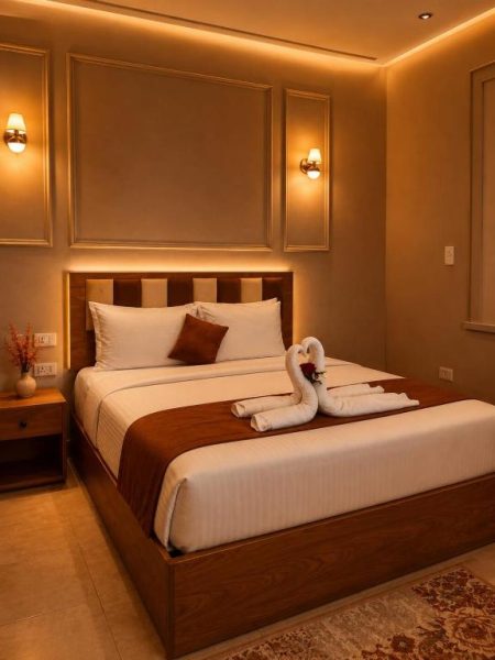 Habitación doble de lujo con cama king size y decoración elegante en Garden Hotel El Tahrir Downtown