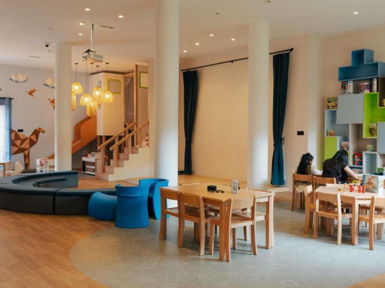Sala de juegos infantil con mesas y estanterías de juguetes en Mövenpick Hotel Mansour Eddahbi Marrakech