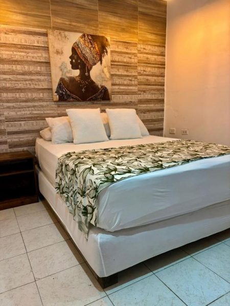 Habitación doble con cama matrimonial y decoración africana en Casa Centro Histórico Hotel Cartagena