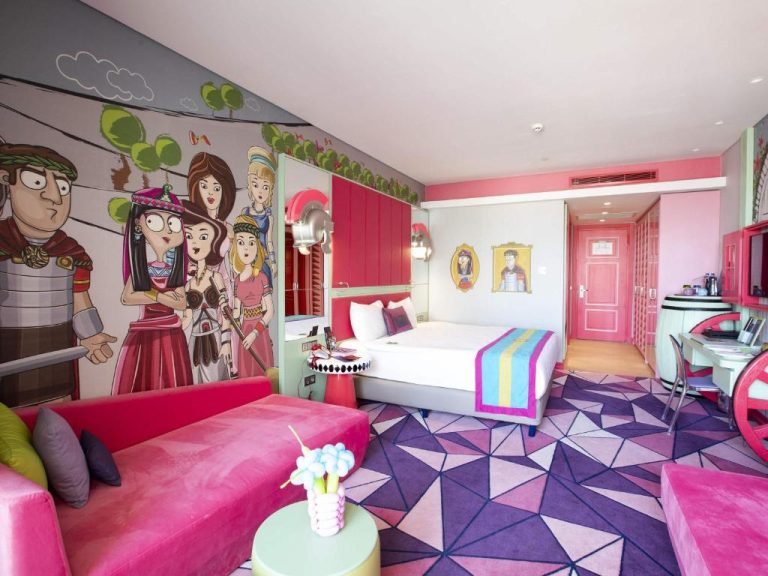 Habitación temática infantil decorada con murales de personajes en The Land of Legends Kingdom Hotel