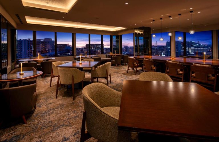 Restaurante con vistas panorámicas nocturnas de la ciudad en el Okinawa Harborview Hotel