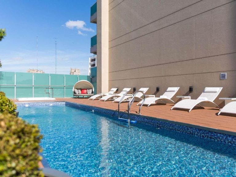 Piscina exterior con tumbonas y zona de relax en Palladio Hotel Buenos Aires MGallery Collection
