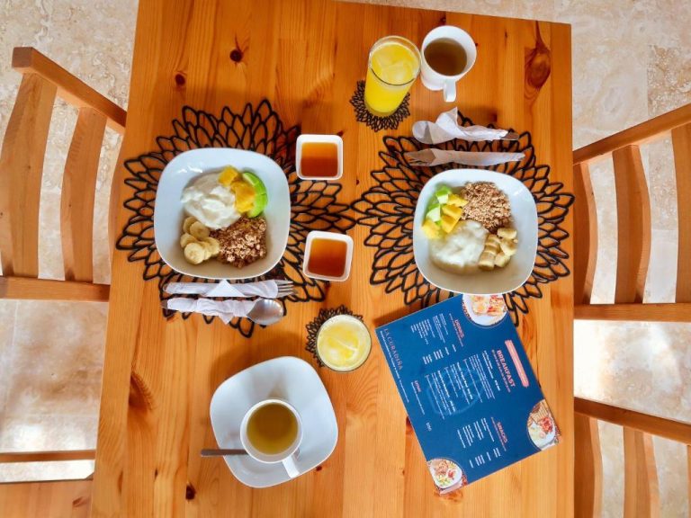 Desayuno saludable con granola, frutas y yogur en La Curadiña Encuentro Surf Hotel